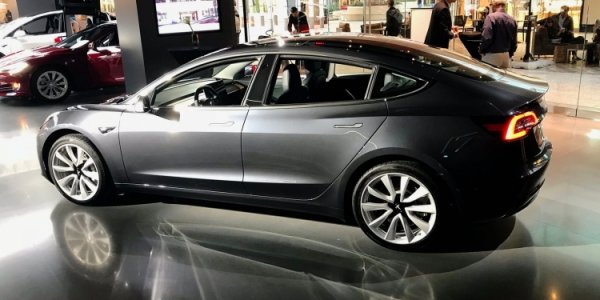 Серийные электромобили Tesla Model 3 впервые появились в магазинах - «Новости сети»