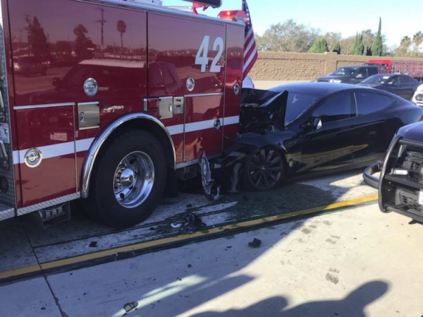 Tesla на автопилоте врезалась в пожарную машину - «Новости сети»