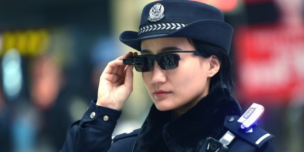 Китайские полицейские начали использовать "умные" очки для поимки преступников - «Интернет и связь»