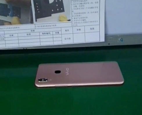 Первые живые фото Vivo V9 указывают ещё на один клон iPhone X - «Новости сети»