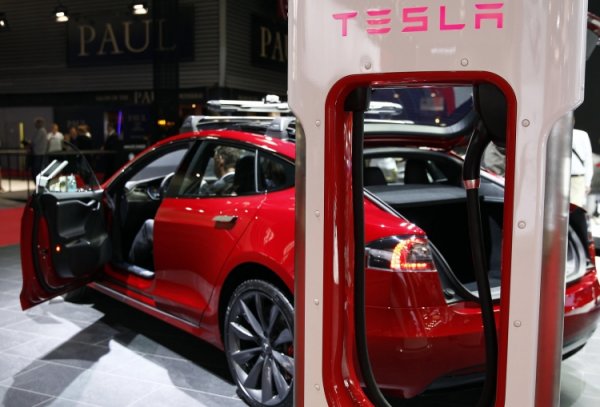 Батареи электрокаров Tesla теряют ёмкость не так быстро, как у Nissan Leaf - «Новости сети»