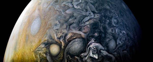 Фото дня: над причудливыми облаками Юпитера - «Новости сети»