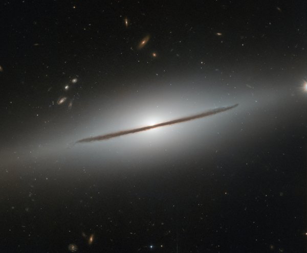 Фото дня: спиральная галактика в необычном ракурсе - «Новости сети»