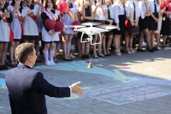 Фотофакт. На выпускном в Барановичах звонок пронес дрон - «Интернет и связь»