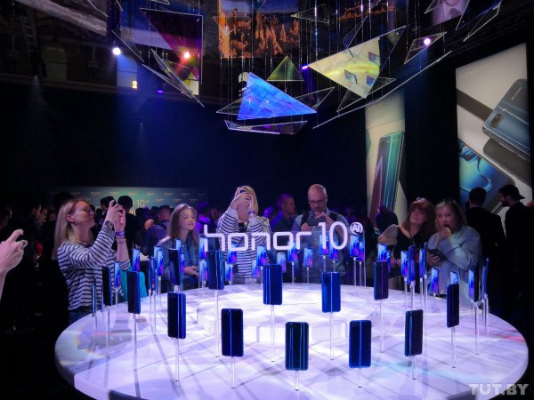 Представлен флагман Honor 10 с градиентным корпусом и "умной" камерой - «Интернет и связь»