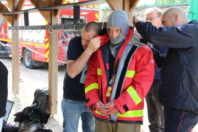 Для пожарных создали защитную одежду с датчиками перегрева - «Новости сети»