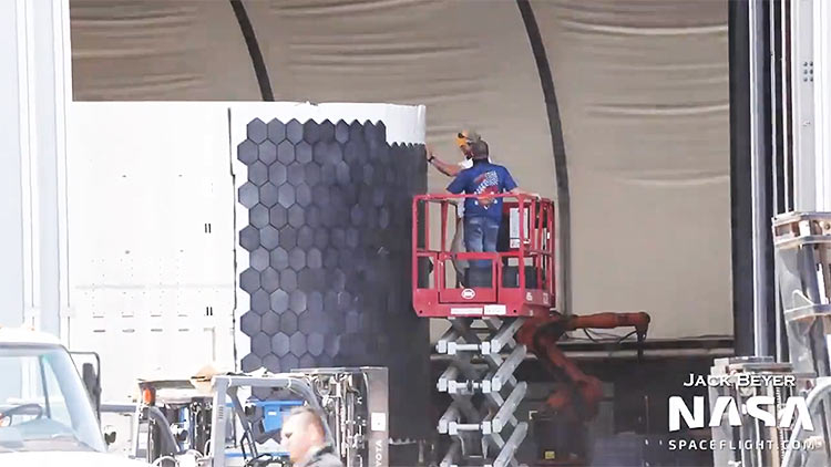 Видео: специалисты SpaceX вручную размещают плитки термозащиты на прототип Starship - «Новости сети»