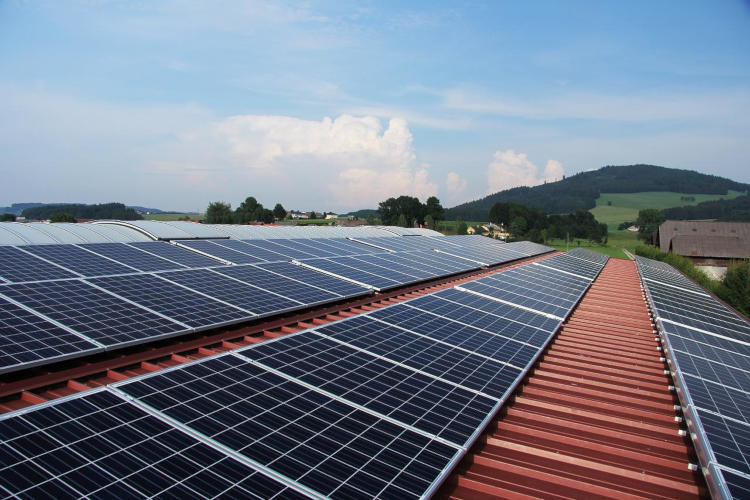 Год назад Amazon пришлось отключить все солнечные электростанции на крышах складов из-за череды пожаров - «Новости сети»