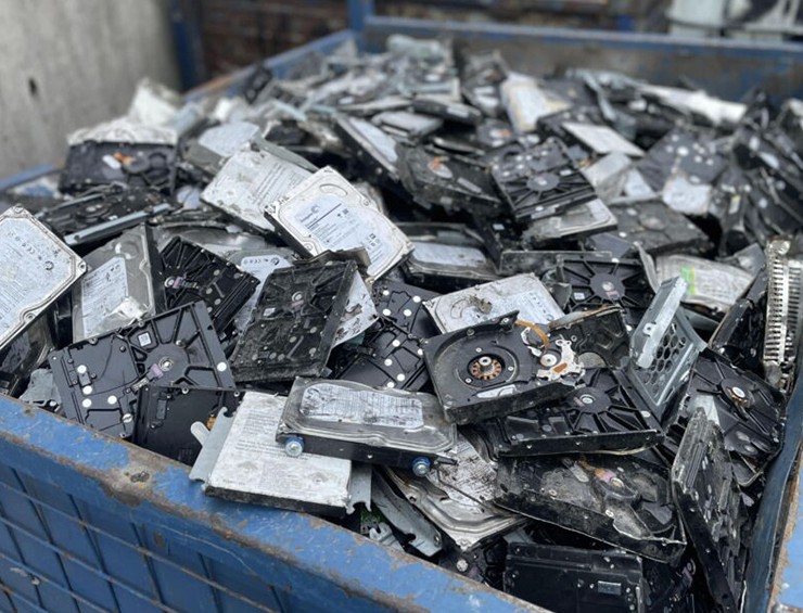 Бигтехи уничтожают HDD и SSD миллионами вместо того, чтобы просто стереть с них данные - «Новости сети»