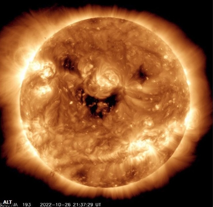NASA сфотографировало «улыбающееся» Солнце - «Новости сети»