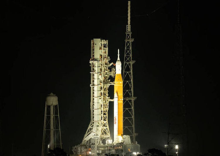 Сегодня утром NASA снова попытается запустить огромную ракету SLS к Луне - «Новости сети»