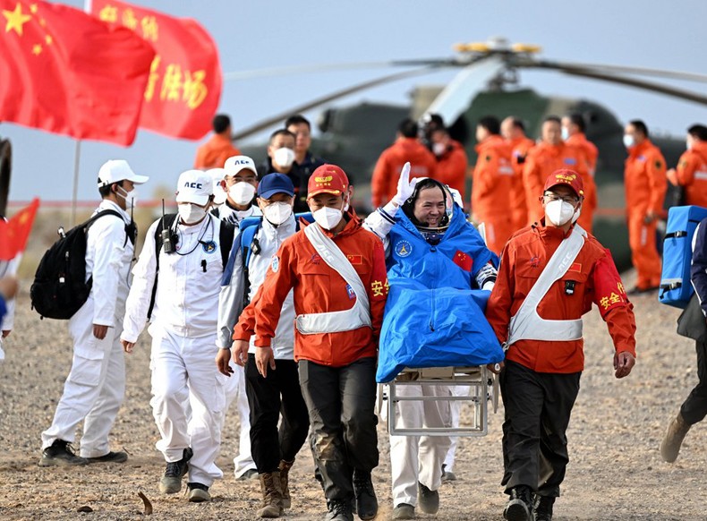 Тайконавты экспедиции «Шэньчжоу-15» благополучно вернулись на Землю - «Новости сети»