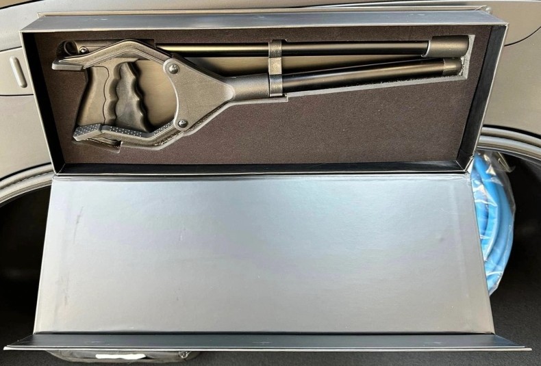Tesla начала комплектовать «палкой-хваталкой» электромобили для Великобритании — вместо правого руля - «Новости сети»