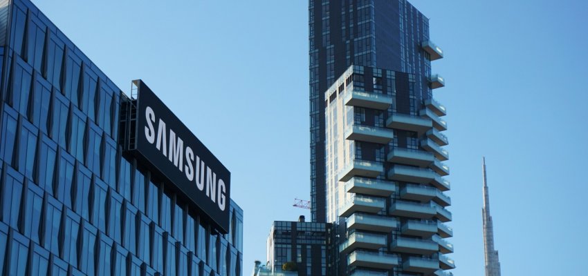 В Samsung оформили патент на квадратный смартфон с выдвигающимся дисплеем - «Новости мира Интернет»