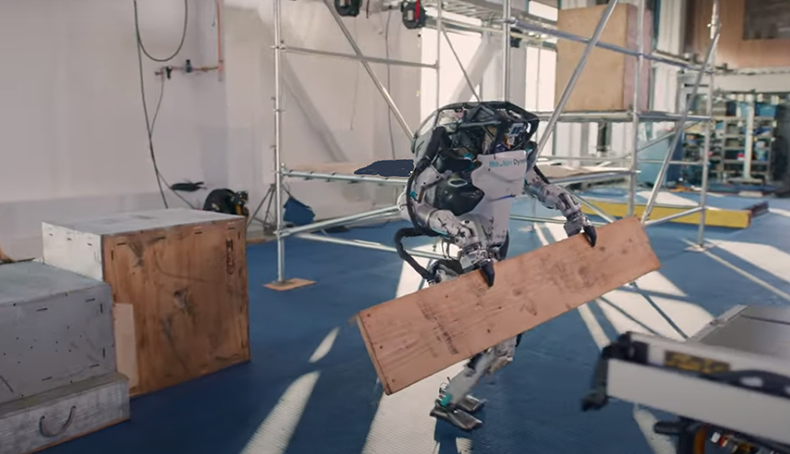 «Прощай, Atlas»: Boston Dynamics свернула разработку антропоморфного робота и показала его лучшие моменты - «Новости сети»